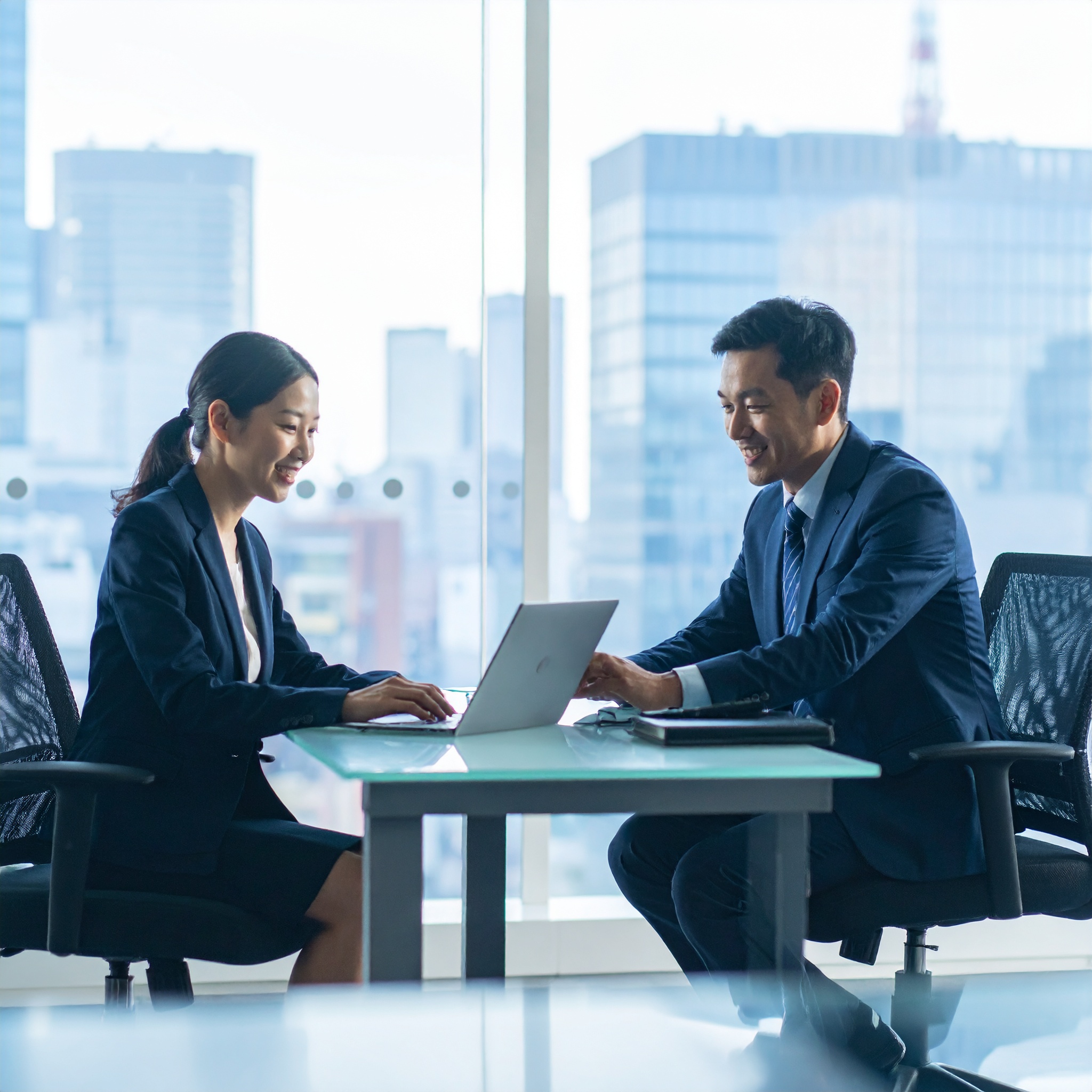 福岡の中小企業経営者とネットワーク環境の改善について打ち合わせする担当者