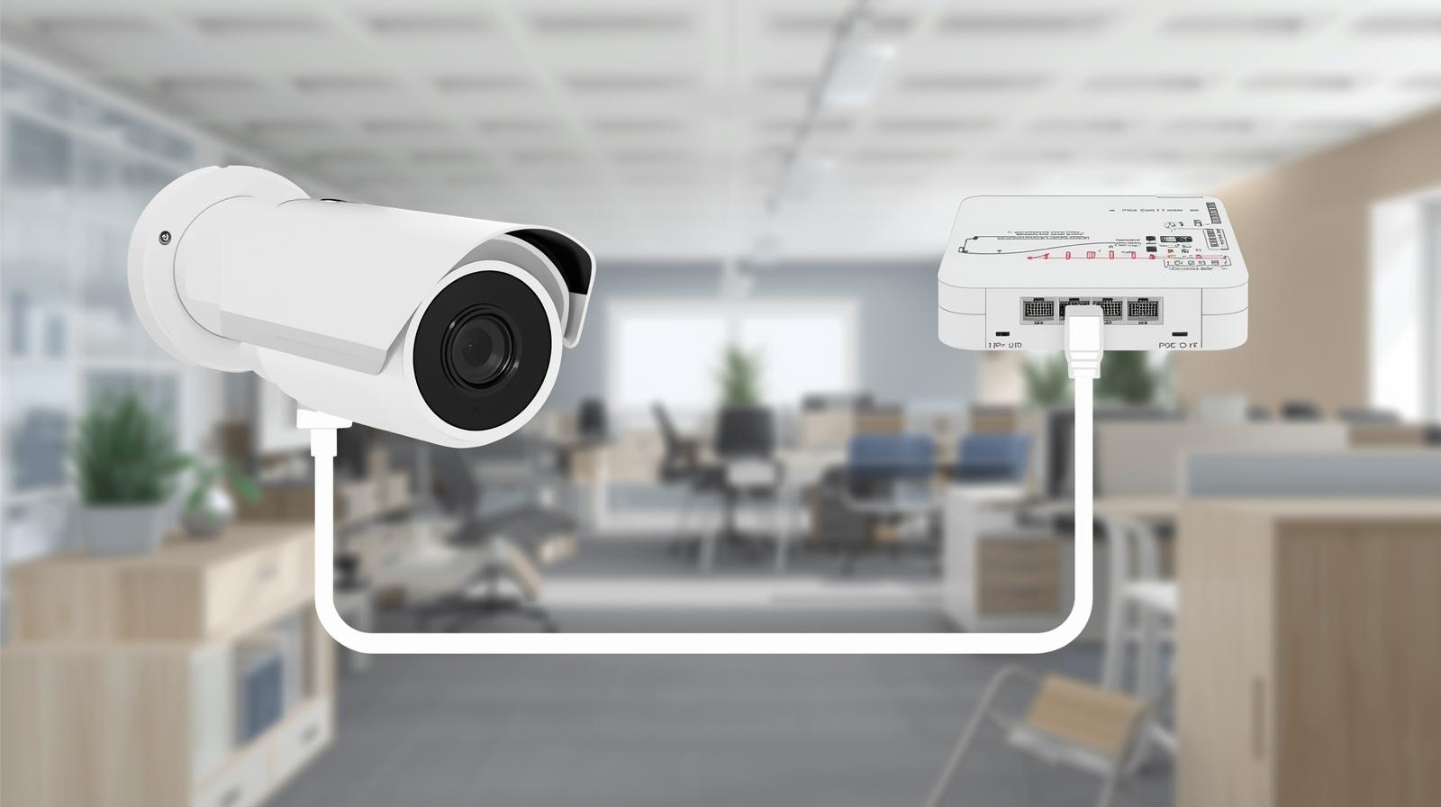 IP対応監視カメラとPoEスイッチがLANケーブルで接続された中小企業オフィスのネットワークラックのイメージ